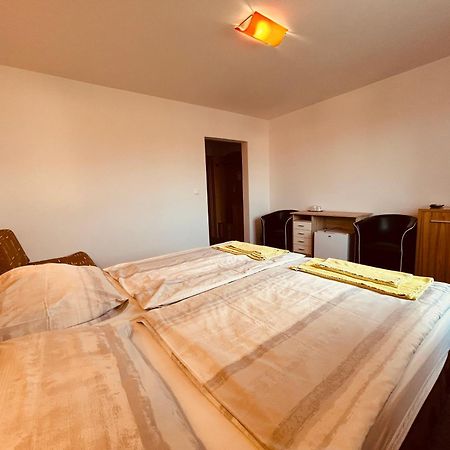 Rusovsky Penzion Bratislava Luaran gambar