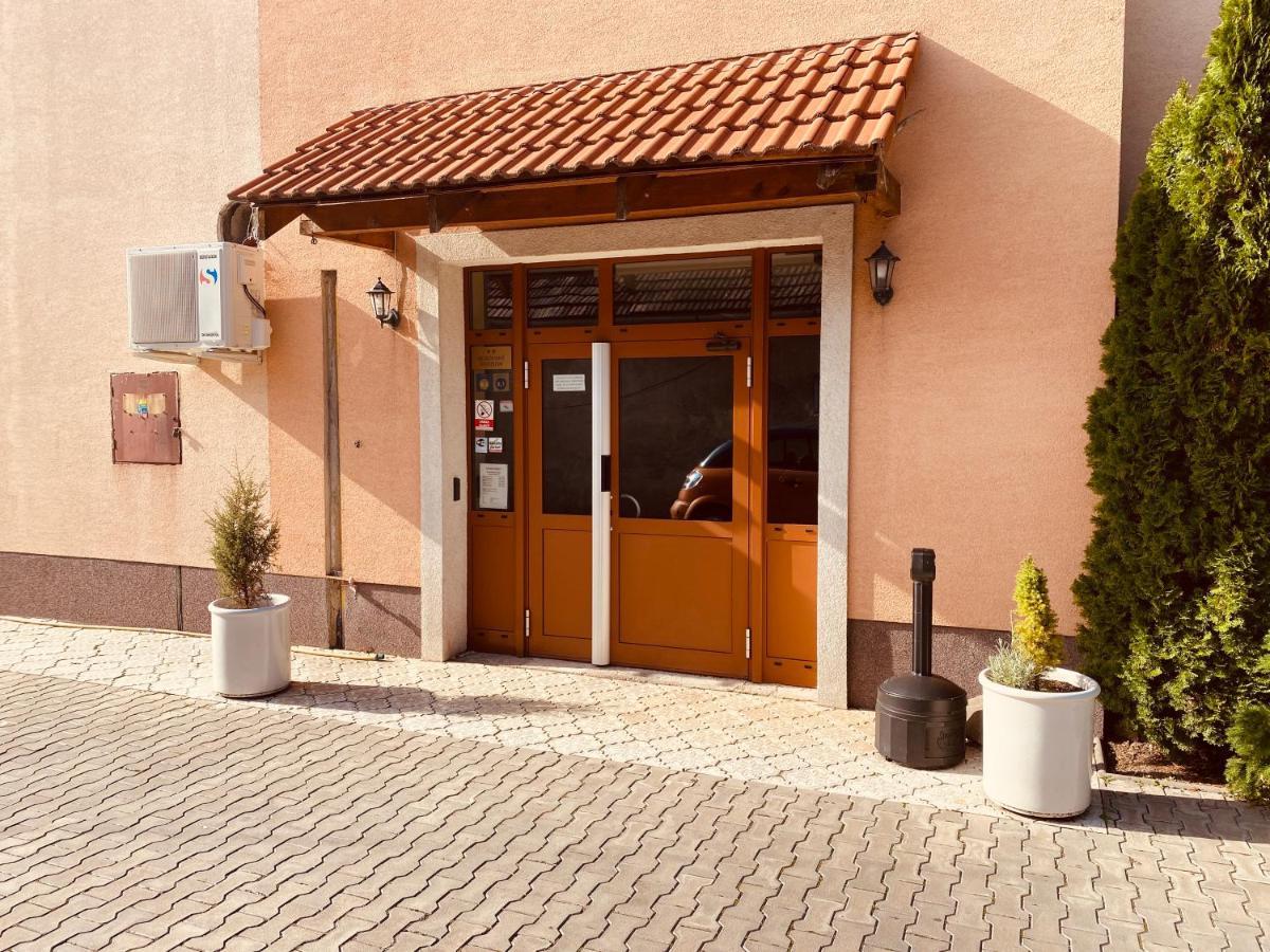 Rusovsky Penzion Bratislava Luaran gambar