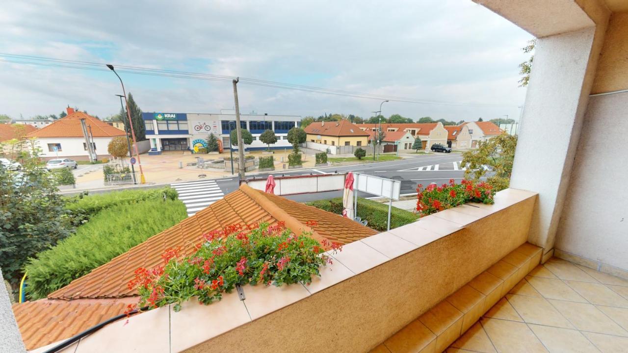 Rusovsky Penzion Bratislava Luaran gambar