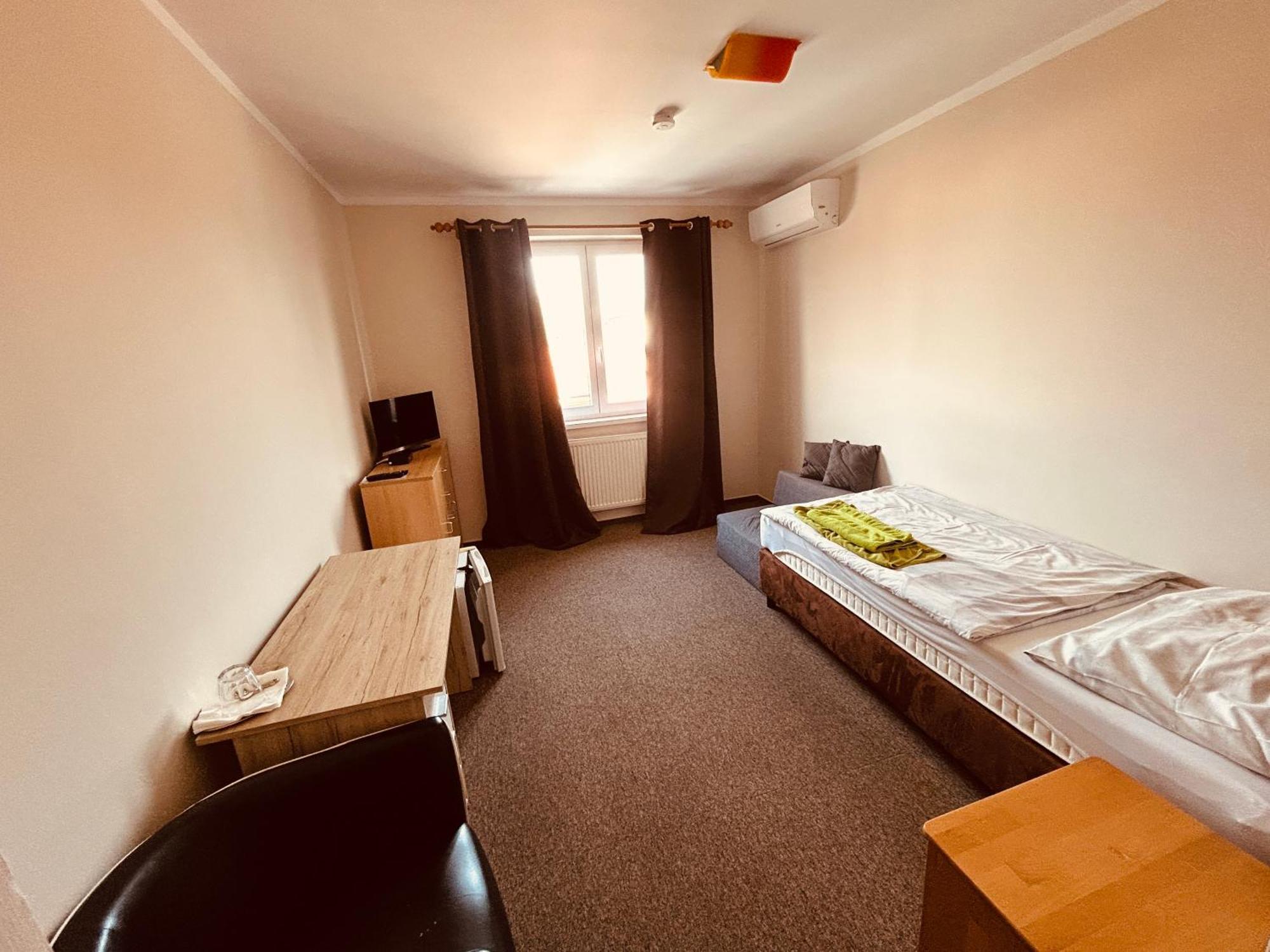 Rusovsky Penzion Bratislava Luaran gambar